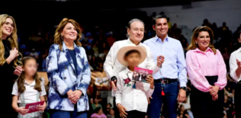 Gobernador Durazo entrega 4 mil 158 becas a estudiantes de primaria en Sonora
