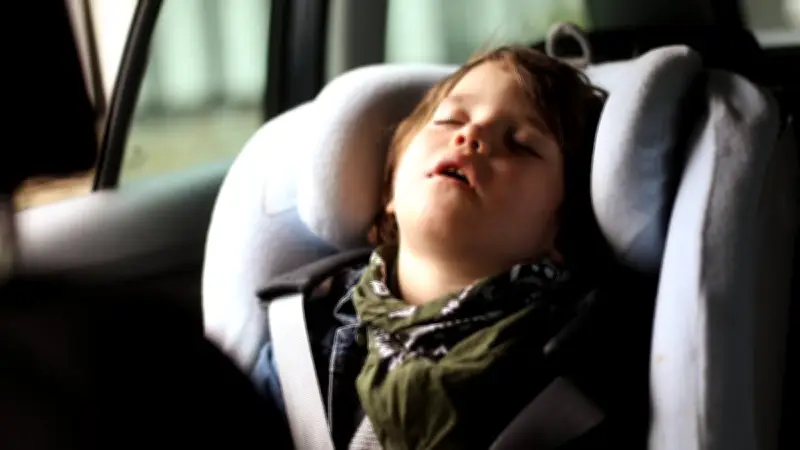 Golpe de calor en autos: riesgo letal para niños
