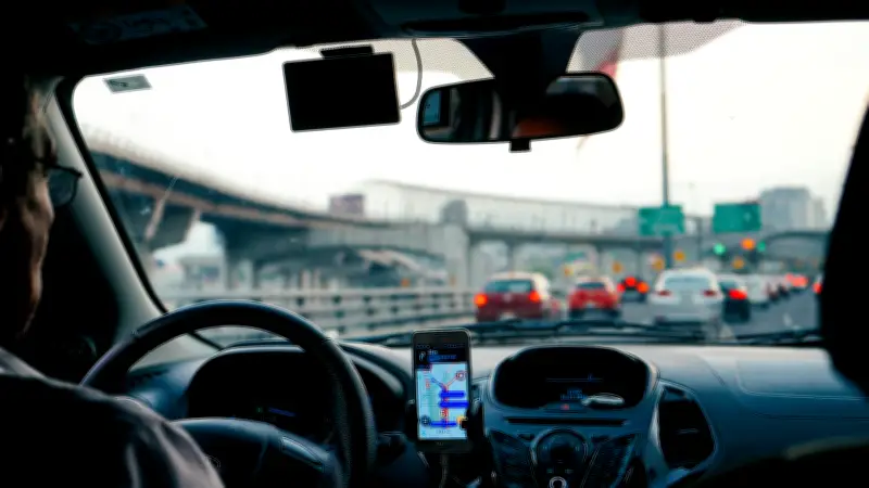 Google lanza IA para autos que anticipa cambios de carril