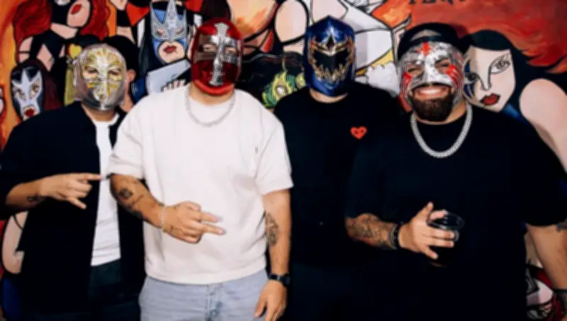 Grupo Frontera sorprende en lucha libre de Guadalajara con máscaras