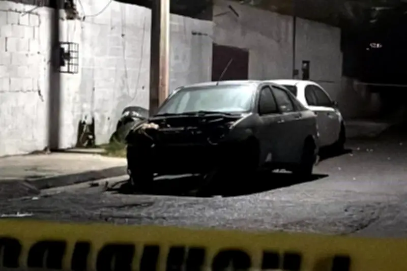 Hallan cadáver de hombre dentro de auto abandonado en NL