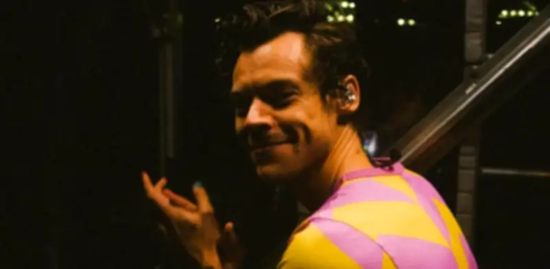 Harry Styles revela sexo de bebé en concierto y conmueve a fans