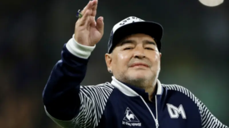 Hija de Maradona acusa plan de control y motivos económicos en su muerte