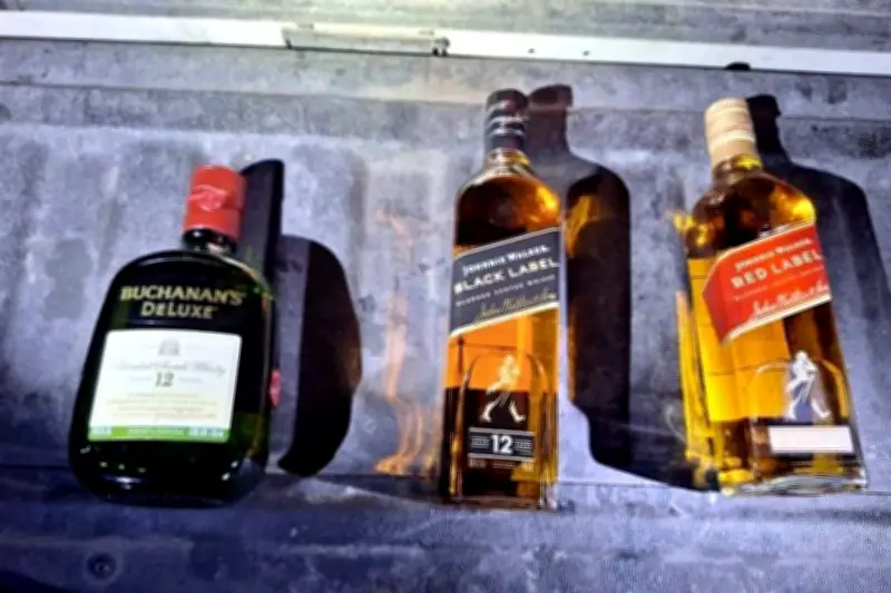 Hombre roba whisky de tienda en Monterrey y es detenido