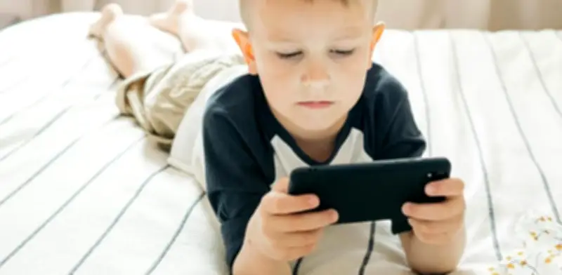 Huérfanos digitales: el daño oculto de las pantallas en los niños