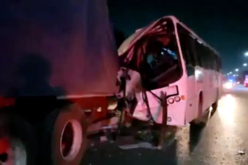 Impacta camión a tráiler: ocho heridos en la CDMX