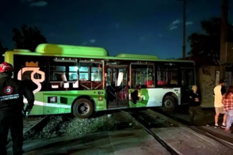 Impacta tren a camión en NL: 11 lesionados