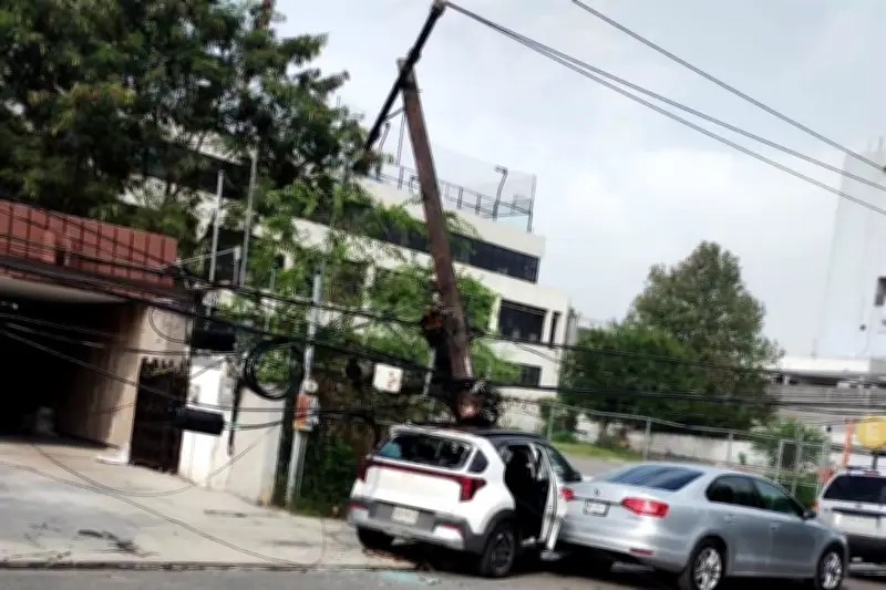 Impactan postes en la Ciudad de México: daños y afectaciones