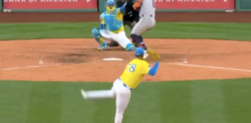 Impactante pelotazo: Samaniego rompe casco de Walker en la MLB