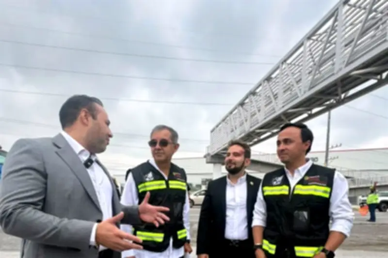 Inauguran puente peatonal en carretera a Nuevo Laredo para seguridad vial