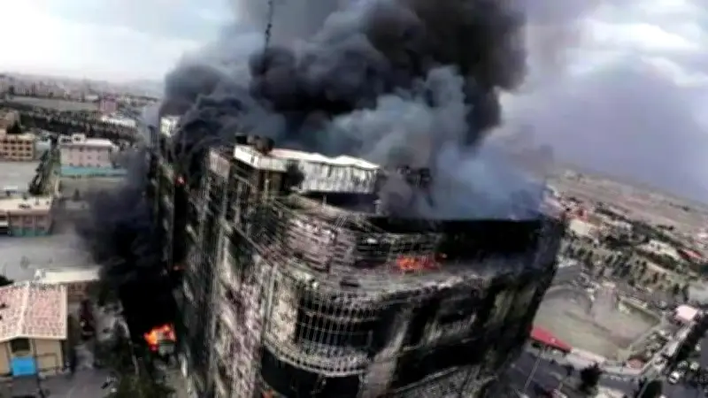 Incendio arrasa centro comercial en Irán: múltiples heridos