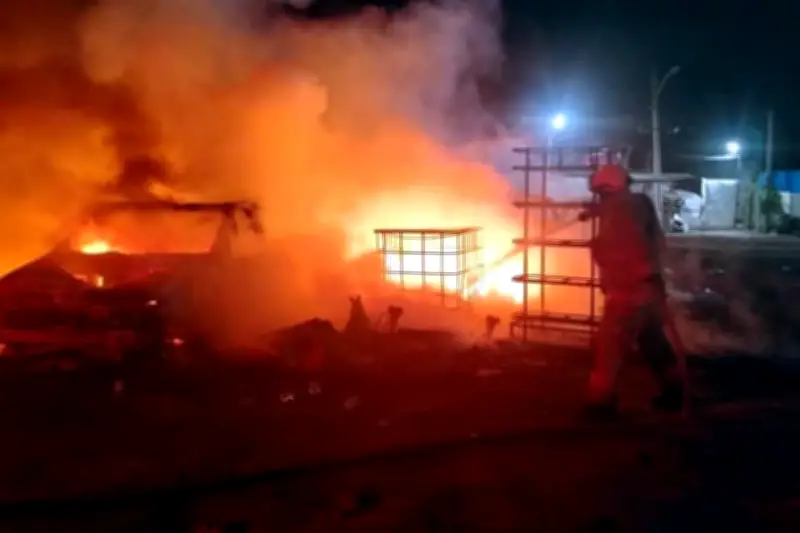 Incendio consume vehículos en el Mol del Yonque