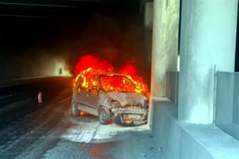 Incendio de auto en Carretera Nacional provoca caos vial