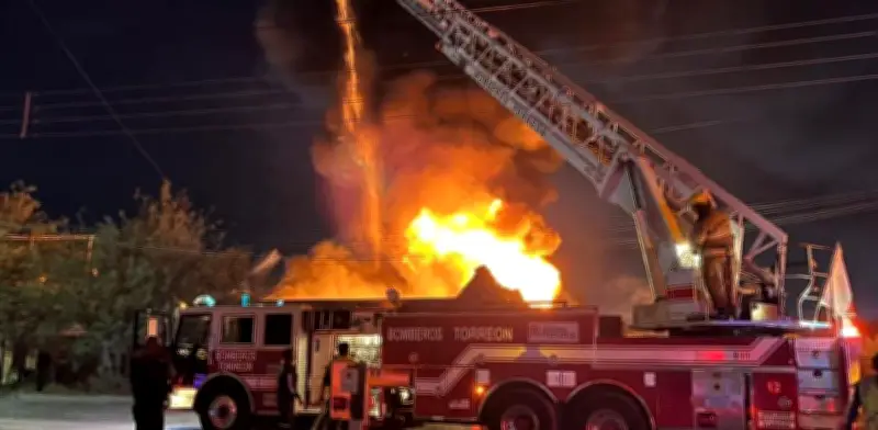 Incendio devastador consume bodega de residuos peligrosos en Torreón