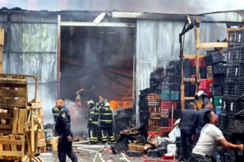 Incendio en bodega de Iztapalapa moviliza a bomberos