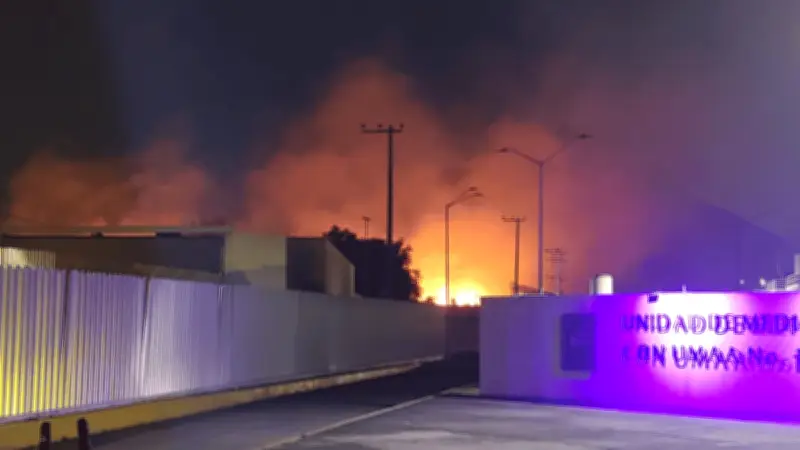 Incendio en pastizales cerca de Clínica 20 del IMSS provoca evacuación en Tláhuac