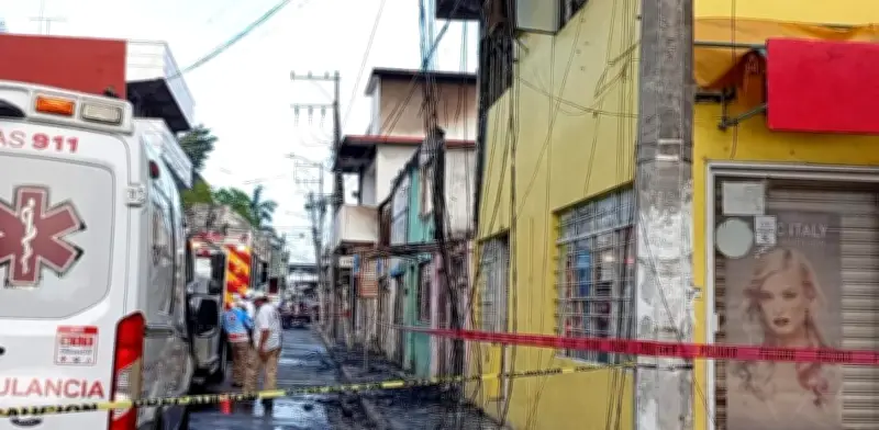 Incendio en Tuxpan arrasa con seis locales y deja pérdidas millonarias