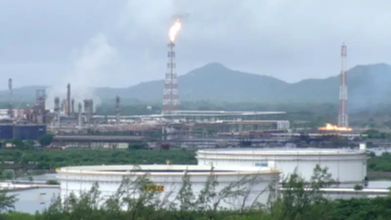 Incendio forestal fuera de control amenaza refinería de Pemex en Salina Cruz