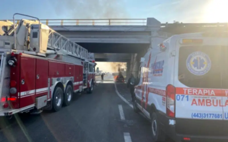 Incendio vehicular cierra autopista a Los Altos en Jalisco