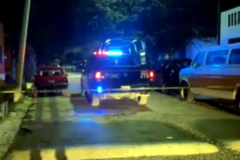 Interceptan a joven y lo asesinan a tiros en la colonia