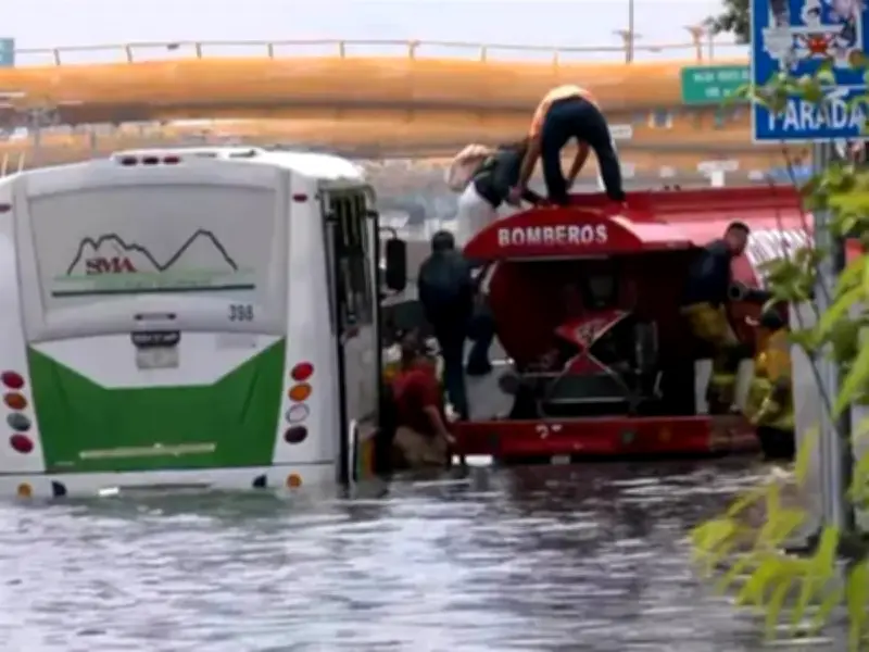 Inundaciones en la autopista México-Puebla por lluvias intensas