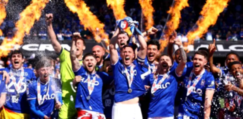 Ipswich Town regresa a la Premier League tras golear 3-0 al QPR