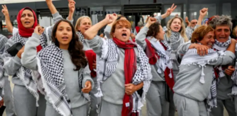 Israel expulsa a 430 activistas de flotilla para Gaza tras polémica mundial