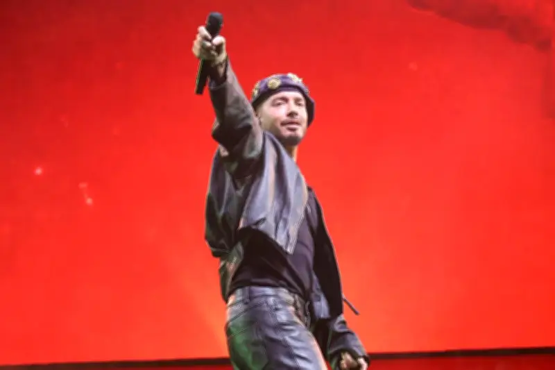 J Balvin pinta de colores el Palacio de los Deportes en su primer concierto en CDMX