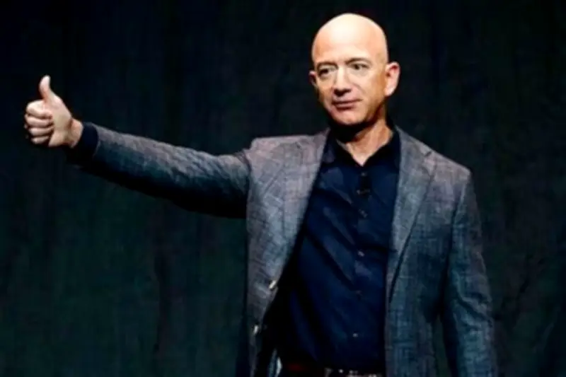 Jeff Bezos defiende compra de documental de Melania Trump