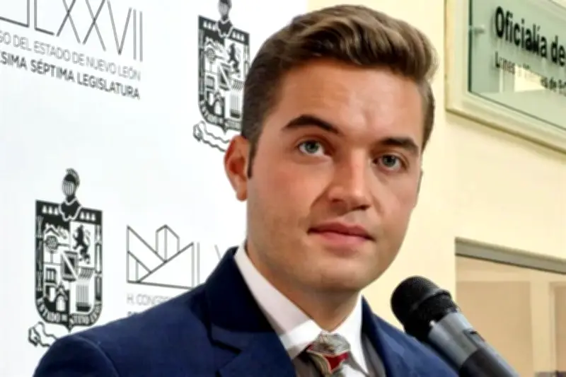 Jesús Elizondo pide licencia para buscar candidatura de Morena