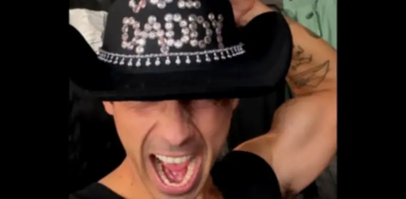 Joe Jonas viral al bailar 'Vaquero' en CDMX antes del Tecate Emblema 2026