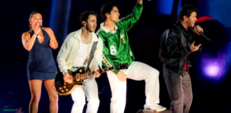 Jonas Brothers conquistan Tecate Emblema con show muy mexicano