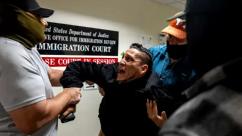 Juez federal prohíbe a ICE detener migrantes en tribunales de Nueva York