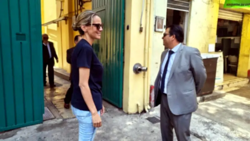 Juez ordena trabajo social a mujer por insultos racistas