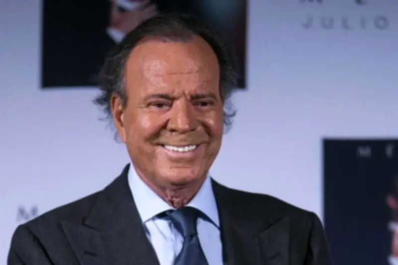 Julio Iglesias inicia batalla legal contra Yolanda Díaz