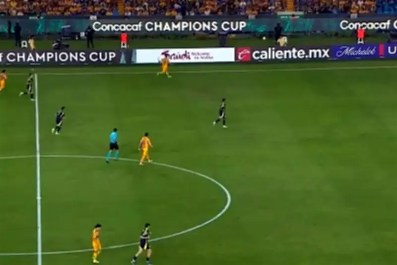 La asistencia del recogepelotas previo al gol de Tigres