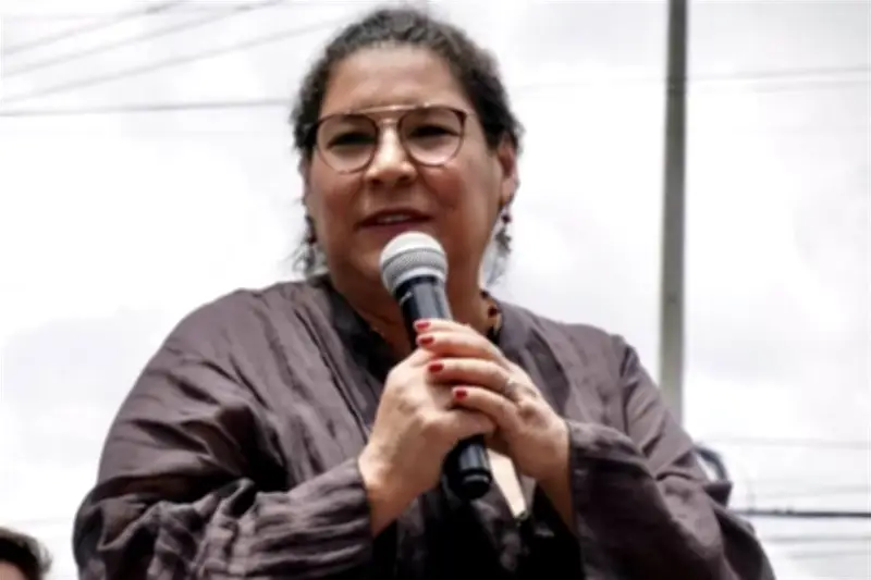 Lenia critica injusticia en distribución de implantes