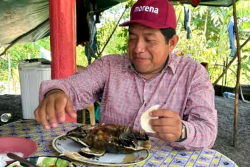 Lider de Morena en Macuspana presume comer tortuga protegida