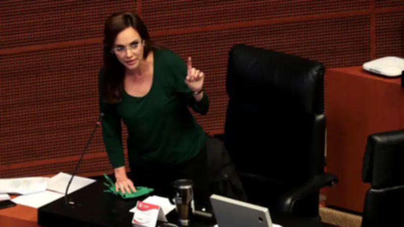Lilly Téllez exhibe ausencia de Inzunza en el Senado