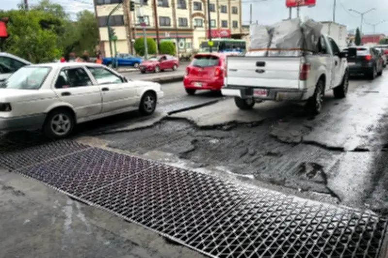 Lluvia reabre baches en la Picacho-Ajusco; conductores reportan daños