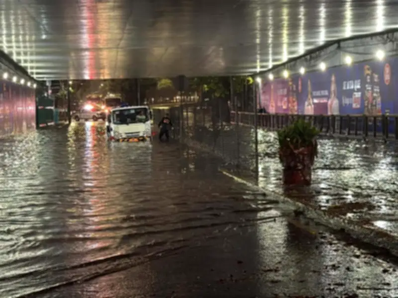 Lluvias intensas azotan CDMX: inundaciones y caos vial en 16 alcaldías