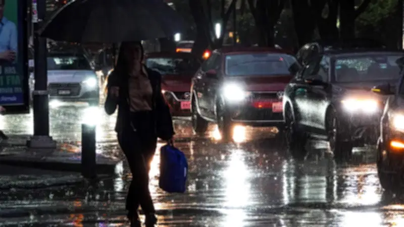 Lluvias inundan CDMX: caos vial cerca del AICM y Tlatelolco