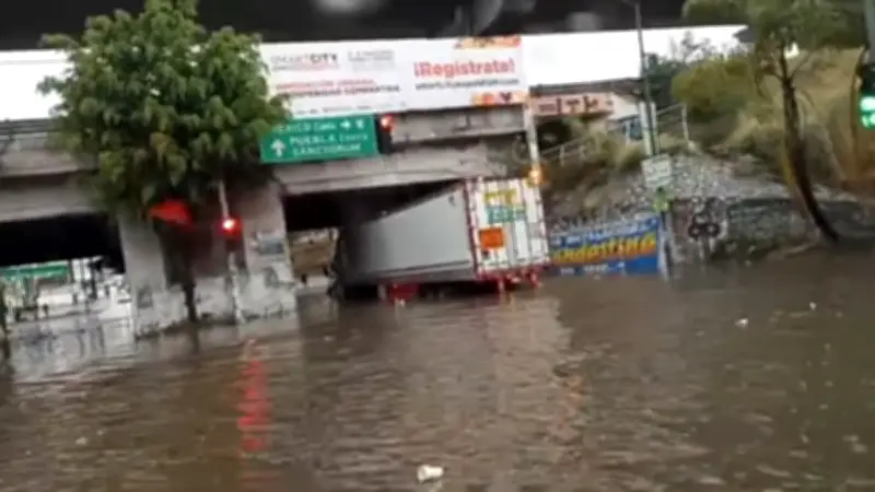 Lluvias torrenciales colapsan vialidades en Puebla y dejan autos atrapados