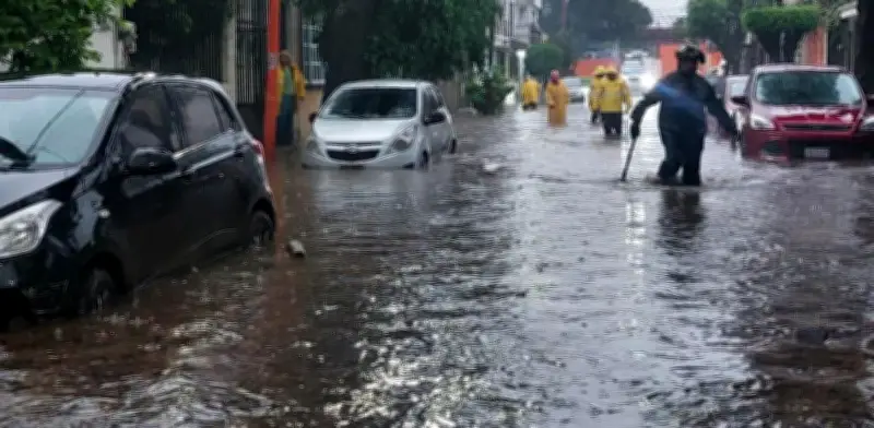 Lluvias torrenciales inundan Ecatepec, Naucalpan y Tlalnepantla