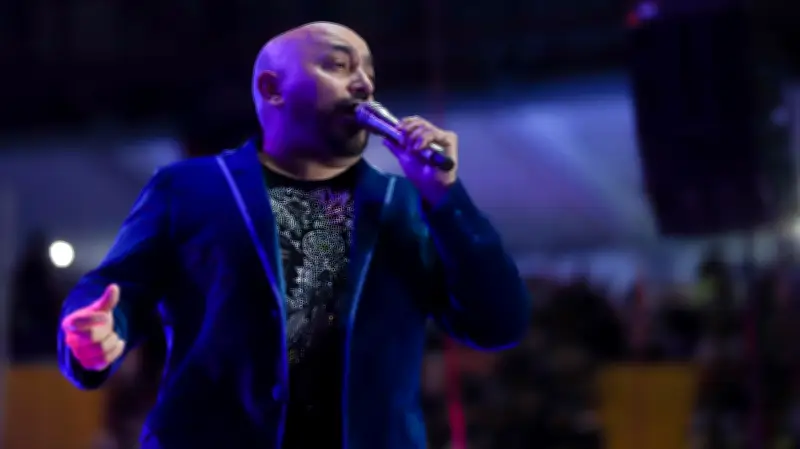 Lupillo Rivera da concierto en calcetines tras robo de botas