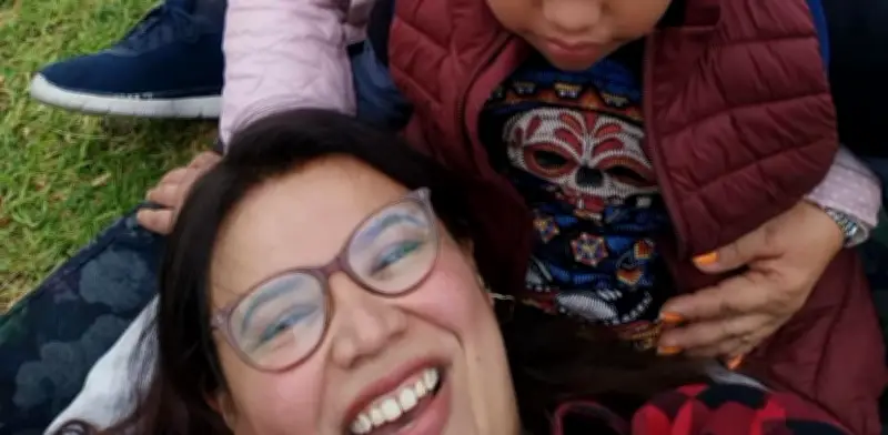 Madre de niño con síndrome de Down enfrenta retos diarios con apoyo familiar