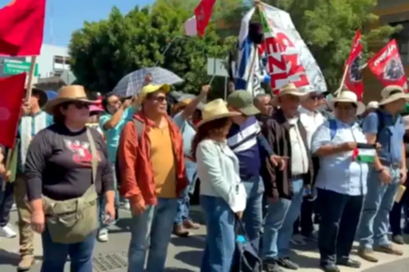 Maestros de la CNTE marchan al Zócalo en protesta