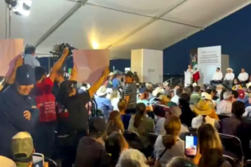 Maestros de la CNTE protestan en evento de Sheinbaum en Sonora