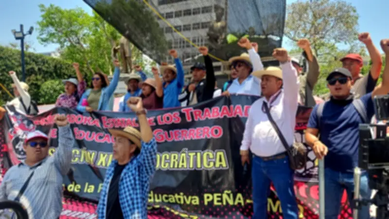 Maestros marchan en Guerrero exigen derogación Ley ISSSTE 2007
