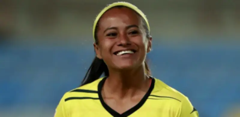 Magaly Cortés rifa recuerdos para cirugía de rodilla